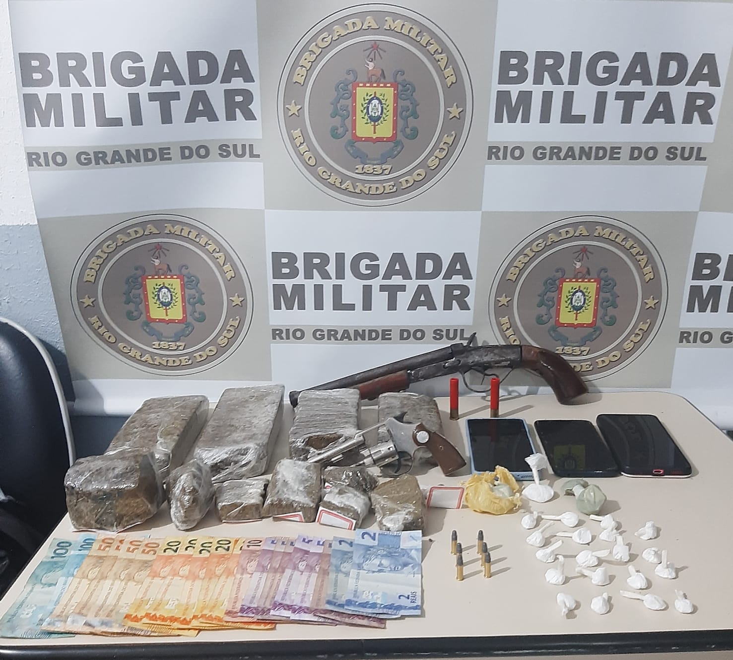 Quatro Presos Bm De Rio Pardo Apreende Armas Muni Es E Drogas