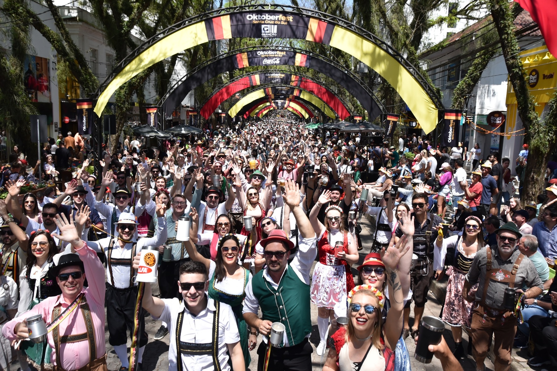 WEB STORIES Desfile temático da Oktoberfest conquista público