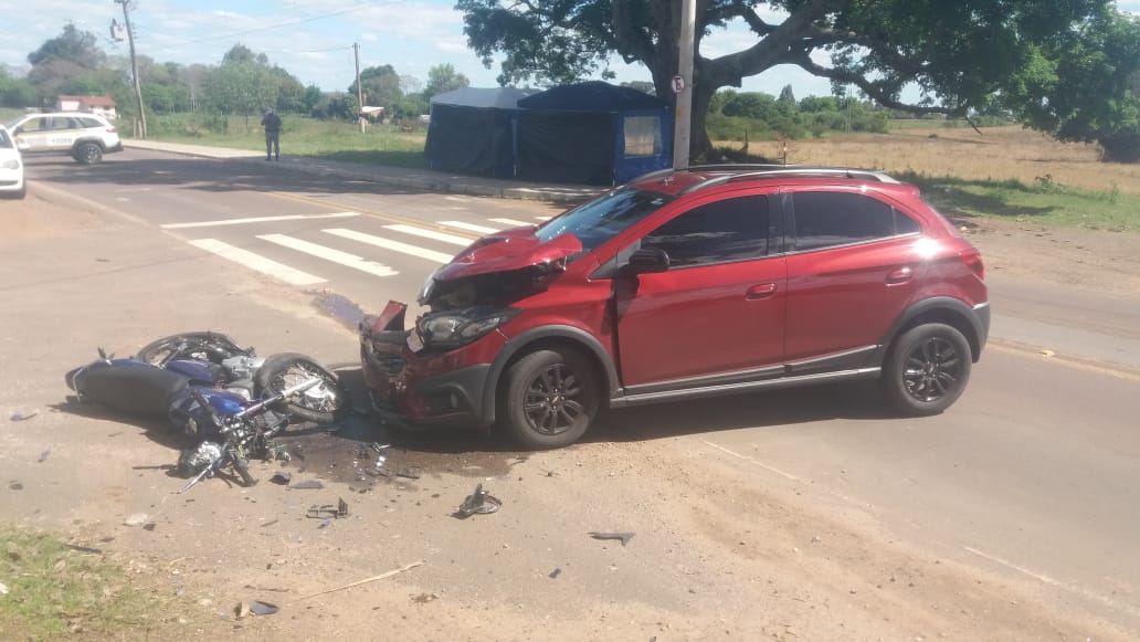 Colisão entre carro e moto deixa uma pessoa ferida