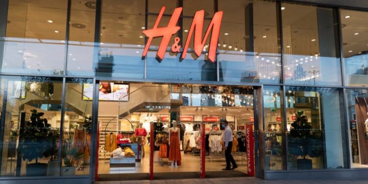Apostando em peças atemporais e famosa no mundo todo, loja de moda busca conquistar público brasileiro