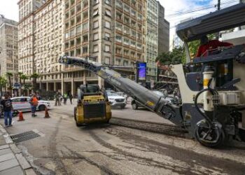 Obra de asfaltamento causa transtorno e dificulta movimentação em avenida central de capital brasileira