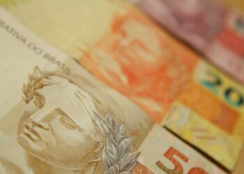 Dinheiro no bolso: pagamentos de benefício começam a ser liberados pela Caixa