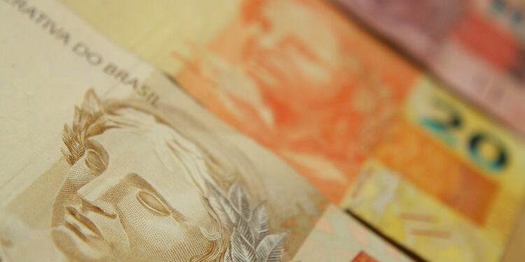 Dinheiro no bolso: pagamentos de benefício começam a ser liberados pela Caixa