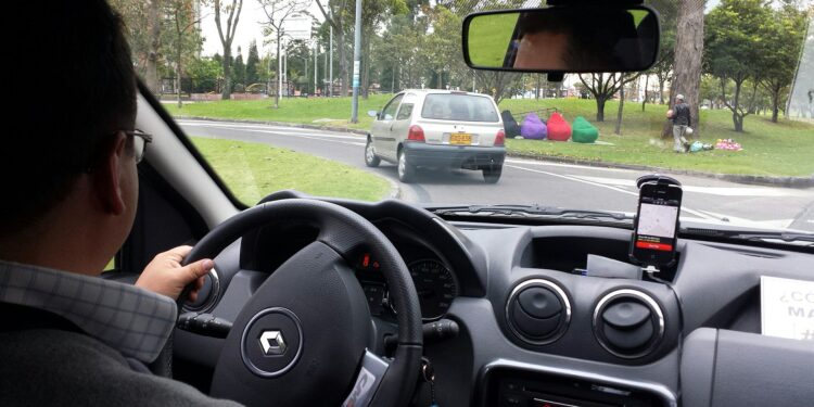 Aplicativo brasileiro promete valorização de motoristas e quer destronar Uber no país