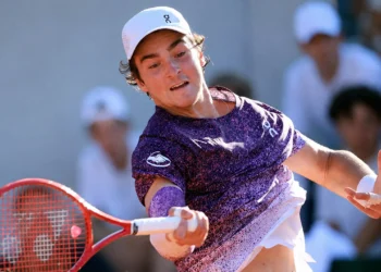 Brasileiro enfrentará um dos maiores da história em Roland Garros