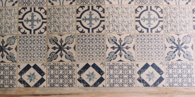 Adeus azulejos: nova tendência para cozinhas tem instalação simplificada e boa aparência