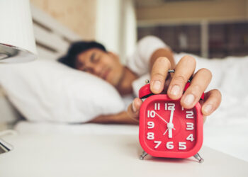 Se você está acordando de madrugada, pode ser um recado do corpo e da sua mente