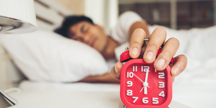 Se você está acordando de madrugada, pode ser um recado do corpo e da sua mente
