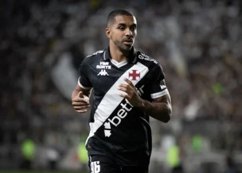 Na pré-lista da Seleção, lateral deixa gramado lesionado e deve ficar fora da Copa do Mundo