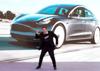 Empresa utiliza estratégia oposta de concorrentes e carros elétricos ficarão mais caros