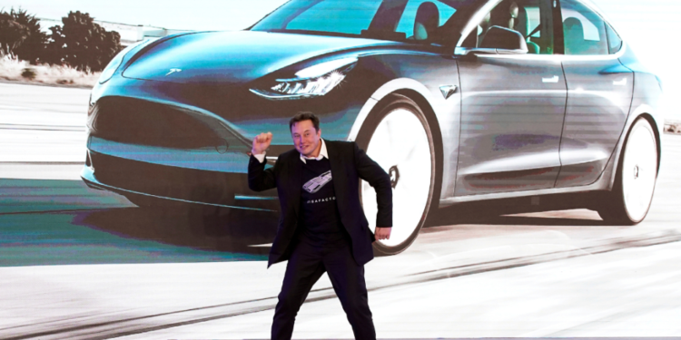 Empresa utiliza estratégia oposta de concorrentes e carros elétricos ficarão mais caros