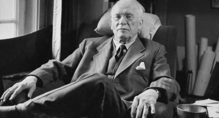 Carl Jung, pai da psicologia analítica, sobre evolução: “Quem olha para fora, sonha; quem olha para dentro, desperta”