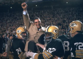 Vince Lombardi, lenda do futebol americano, sobre dedicação: “A diferença entre uma pessoa bem-sucedida e uma malsucedida não é a falta de força ou conhecimento, mas a falta de vontade”