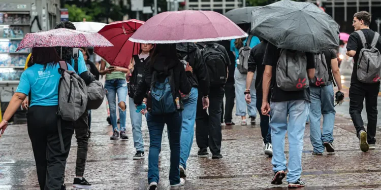Após trégua no frio, baixas temperaturas retornam nos próximos dias trazendo chuvas em três regiões do Brasil