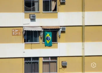 Moradores são ameaçados e não poderão colocar bandeira do Brasil na fachada dos apartamentos