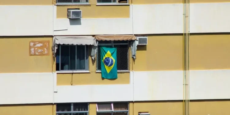 Moradores são ameaçados e não poderão colocar bandeira do Brasil na fachada dos apartamentos