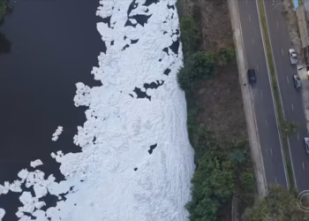 Espuma tóxica cobre rio em São Paulo e alerta autoridades