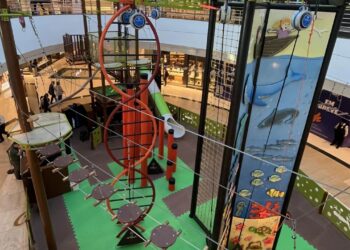 Após sofrer acidente em shopping, criança recebe alta do hospital
