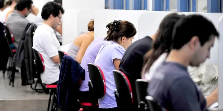 Mais de 250 vagas e salários de R$ 18 mil: confira os concursos públicos abertos no RS