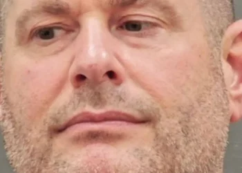 Acusado de fraudar seu histórico acadêmico e militar, ex-agente federal é preso com quantia milionária em barras de ouro