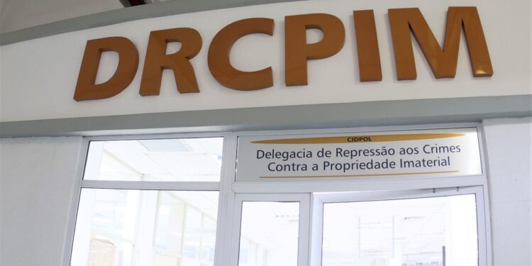 Polícia apreende R$ 1,2 milhão em figurinhas falsificadas do álbum da Copa do Mundo