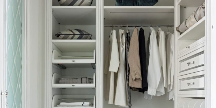 Nem closet e nem os velhos guarda-roupas: alternativa revoluciona a organização e o espaço nos quartos