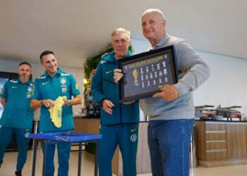 Técnico campeão mundial toma à frente na preparação para a Copa do Mundo a convite de Ancelotti