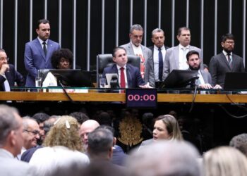 Fim da escala 6×1 é aprovada na Câmara e avança para entrar em vigor