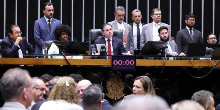 Fim da escala 6×1 é aprovada na Câmara e avança para entrar em vigor