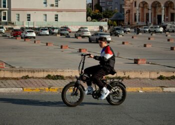 Projeto de lei altera idade mínima para dirigir veículos elétricos