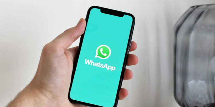 Planos são testados e WhatsApp será cobrado no Brasil