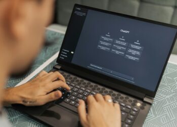 Utilização de IA em trabalhos acadêmicos força instituições de ensino a mudar critério de avaliação