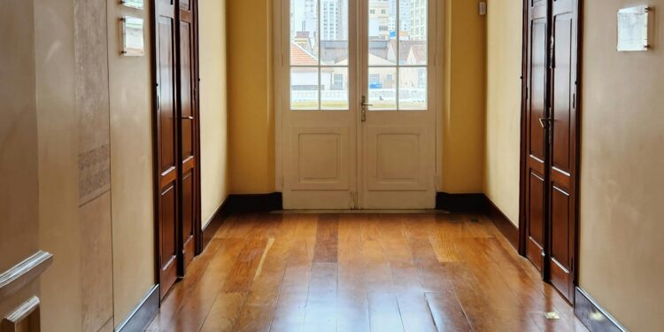 Pisos de madeira estão perdendo espaço para nova tendência moderna e elegante