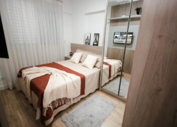 Com aproveitamento de espaço e decoração adequada, quartos funcionais se tornam santuários