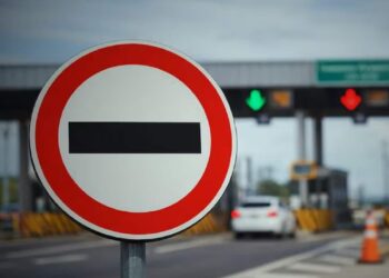 Com significado único, essa placa só é utilizada em um país do mundo