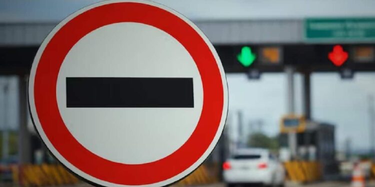 Com significado único, essa placa só é utilizada em um país do mundo
