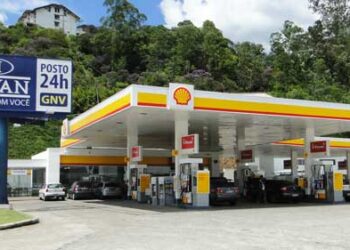 Multidão espera mais de uma hora em fila para aproveitar promoção em postos da Havan