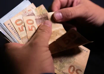Milhões de brasileiros recebem o 13º salário nessa segunda (25/05): saiba os critérios.