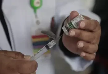 OMS revela tempo de espera até a finalização da produção de vacina contra o ebola