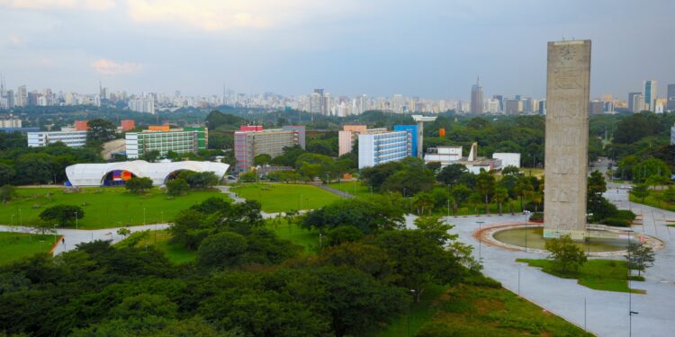 Universidade brasileira anuncia processo seletivo e vai pagar mais de R$ 4 mil para os aprovados