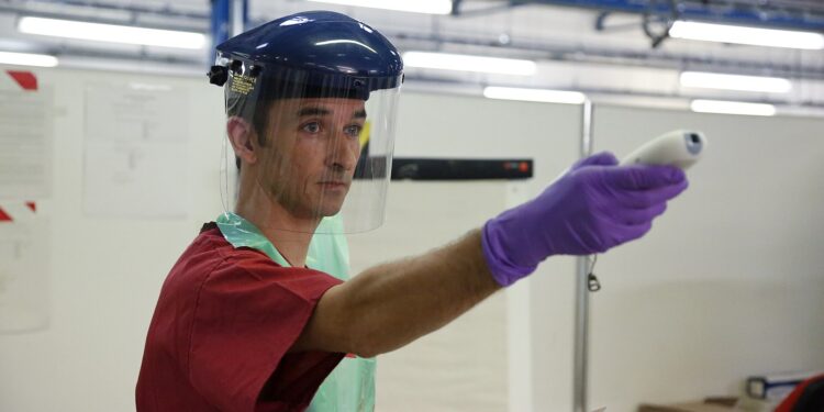 Risco de pandemia: especialista destaca diferença entre ebola e Covid-19