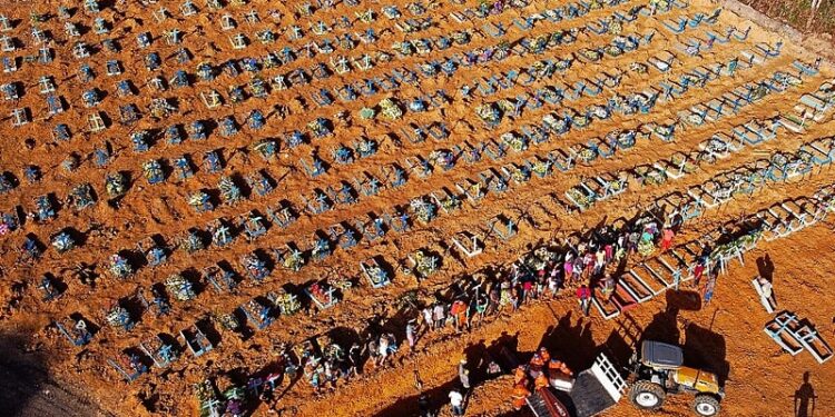 OMS revela que Covid-19 matou três vezes mais pessoas que os números oficiais revelados