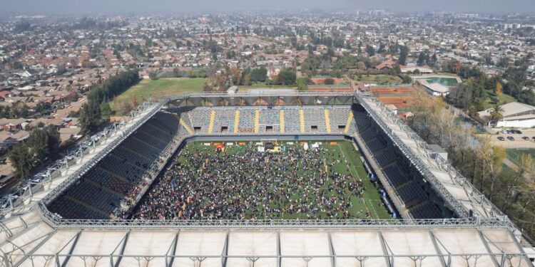 Evento realizado em estádio de futebol reúne quase 10 mil colecionadores do álbum da Copa do Mundo