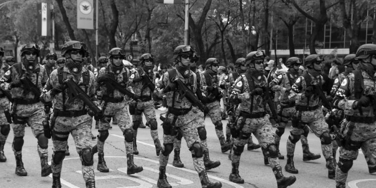 Mais de 80 anos após a 2ª Guerra Mundial, país europeu pensa em criar exército e reforçar defesa