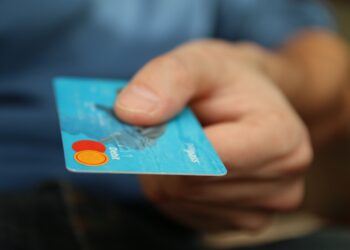 O retorno da taxa das blusinhas: Governo define nova tributação para compras internacionais de baixo valor