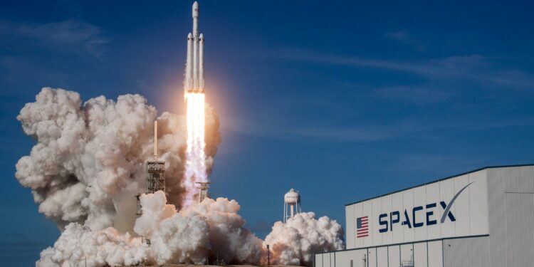 Patrimônio de Elon Musk supera o US$ 1,3 trilhão após primeiro dia da SpaceX na bolsa