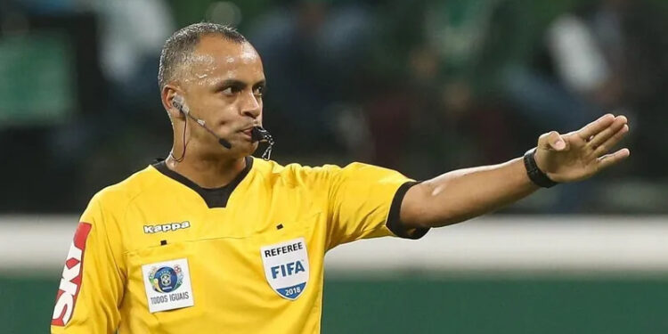 Contestado no Brasil e com moral na Fifa: árbitro brasileiro apitará abertura da Copa do Mundo