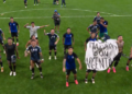 Argentinos ignoram proibição da Fifa e comemoram classificação com faixa contra a Inglaterra