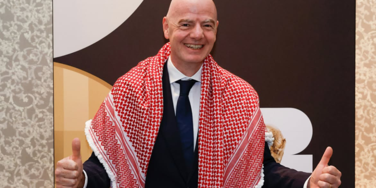 Enquanto pedem renúncia de Gianni Infantino, o presidente da Fifa já encaminhou mais um mandato