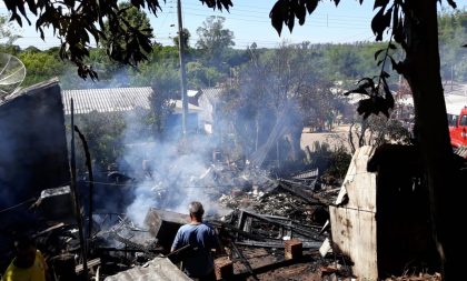 Bombeiros combatem incêndio no Bairro Cristo Rei